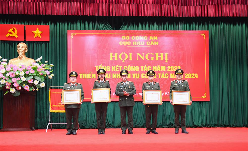 5. Thiếu tướng Phạm Văn Sơn, Cục trưởng Cục Hậu cần trao danh hiệu “Đơn vị Quyết thắng” tặng 05 tập thể.