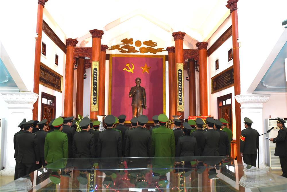 Đoàn đại biểu dâng hương tưởng niệm trước anh linh Chủ tịch Hồ Chí Minh vĩ đại tại Khu Di tích.