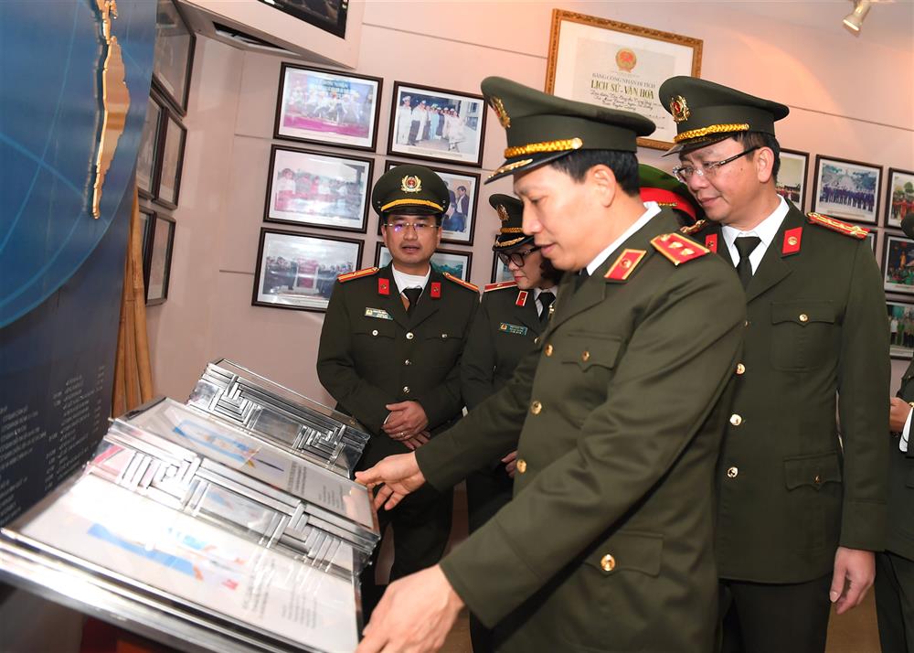 Thứ trưởng Lê Văn Tuyến ghi cảm tưởng và thăm quan phòng trưng bày tại Khu di tích.