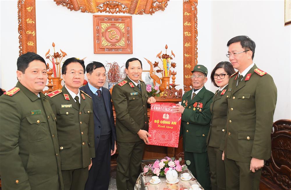 Thứ trưởng Lê Văn Tuyến chúc Tết và trao quà tặng các gia đình chính sách.