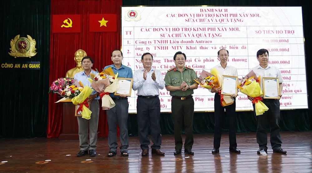 Lãnh đạo Công an tỉnh, lãnh đạo Ủy ban Mặt trận Tổ quốc Việt Nam tỉnh An Giang trao hoa và thư cảm tạ tặng các nhà tài trợ.