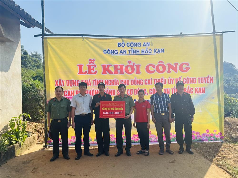 Đại tá Hà Trọng Trung, Phó Giám đốc Công an tỉnh trao kinh phí hỗ trợ của Bộ Công an và Công an tỉnh Bắc Kạn tặng đồng chí Bế Công Tuyền.