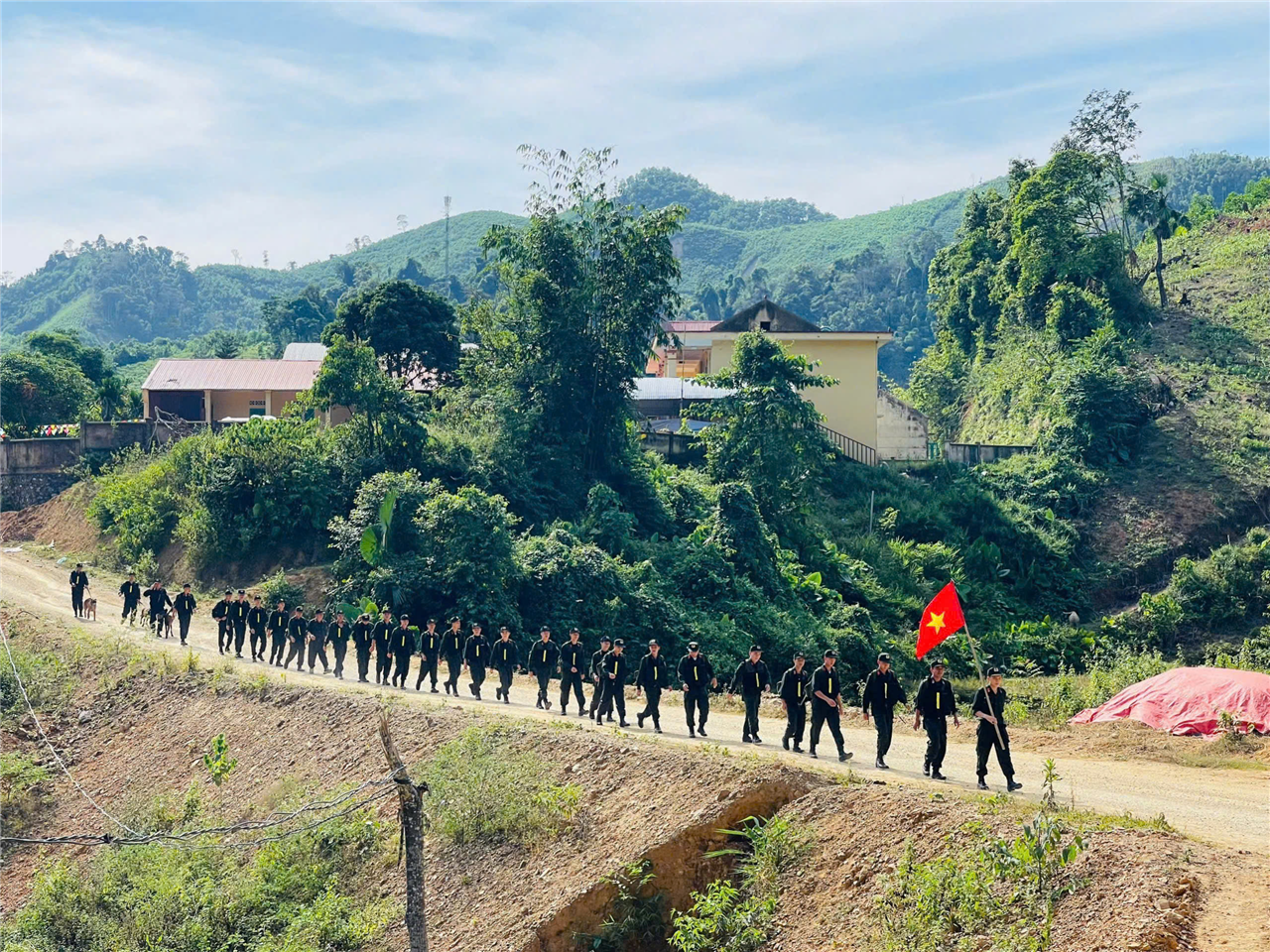 Lực lượng Cảnh sát cơ động trên đường hành quân hướng về cơ sở.