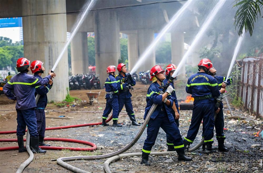 Tiếp cận hiện trường tiến hành chữa cháy.