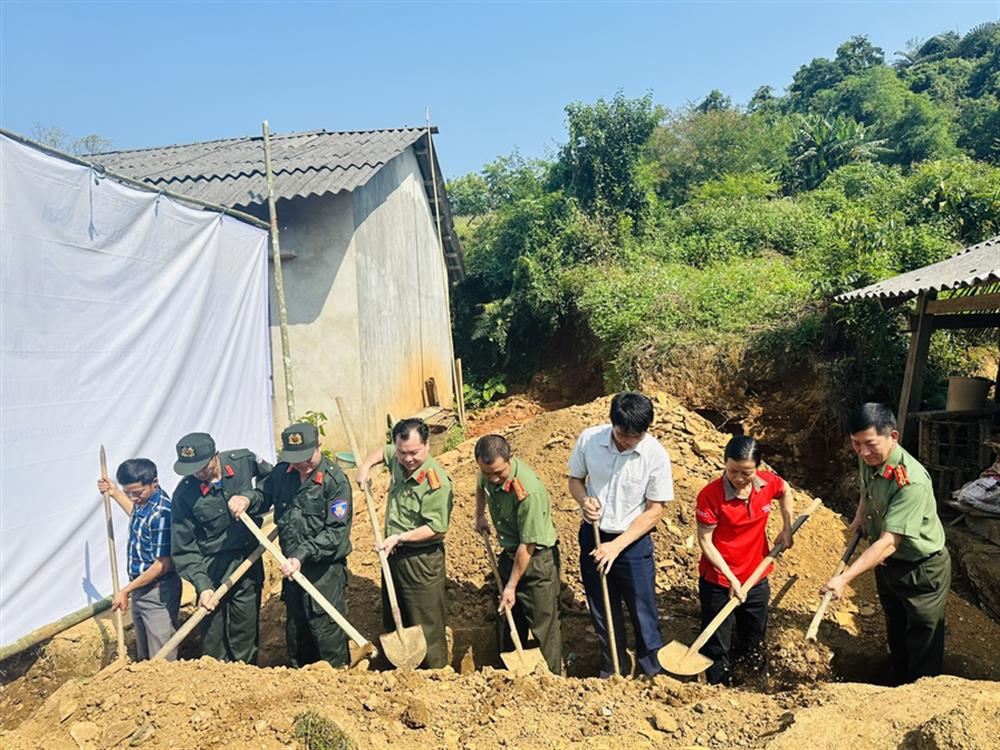 Các đại biểu thực hiện nghi thức khởi công công trình.