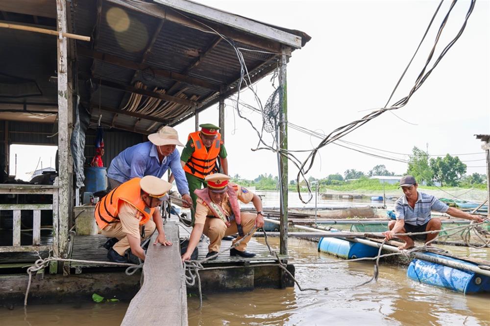 Hỗ trợ gia cố, chằng buộc lồng bè.