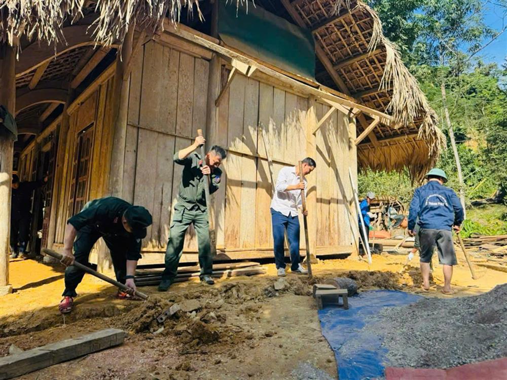 Lực lượng Cảnh sát cơ động tham gia hỗ trợ người dân san gạt mặt bằng, cải tạo nhà cũ nát.