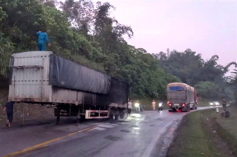 Lực lượng Công an tiến hành dập tắt đám cháy và phân luồng giao thông.