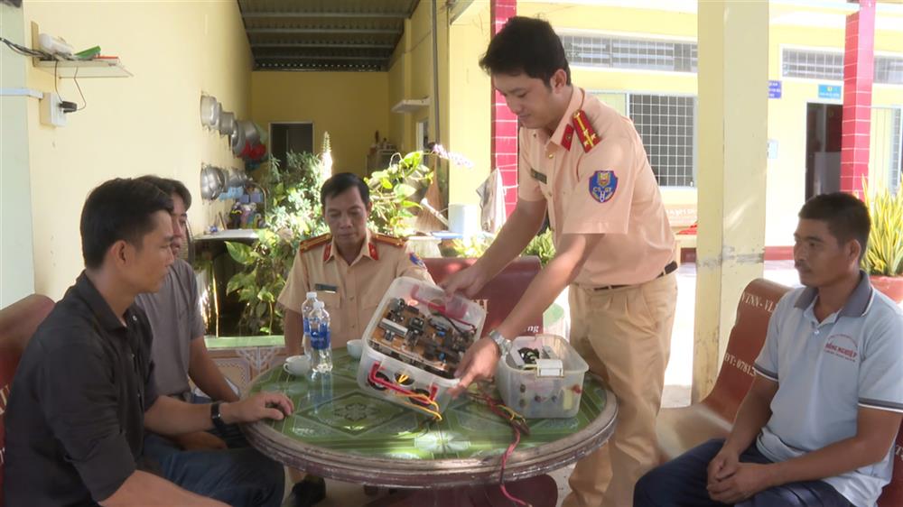 Tuyên truyền, vận động người dân tự nguyện giao nộp xung kích điện đánh bắt thủy sản.