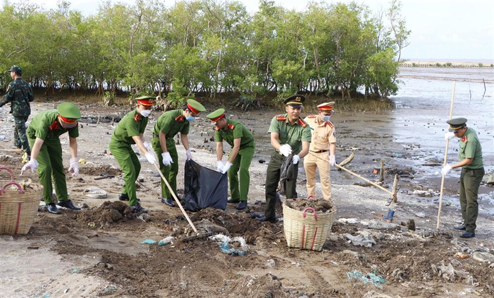 Đoàn viên, thanh niên Công an tỉnh làm vệ sinh môi trường tại khu vực đê biển Bạc Liêu.