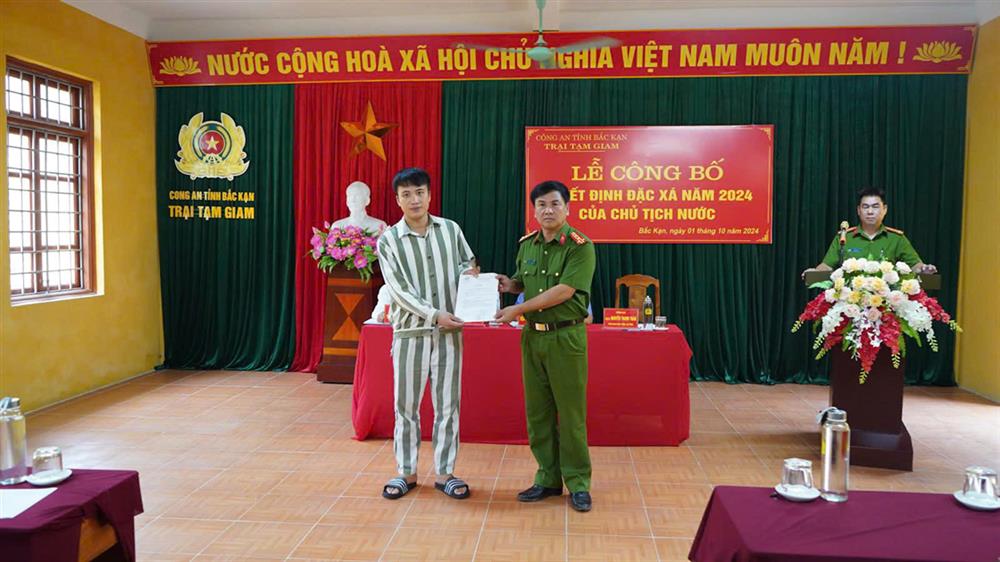 Lãnh đạo Công an tỉnh Bắc Kạn trao Quyết định đặc xá cho phạm nhân. Lãnh đạo Công an tỉnh Bắc Kạn trao Quyết định đặc xá cho phạm nhân. 