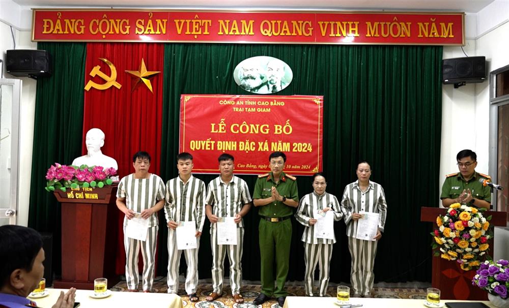 Lãnh đạo Công an tỉnh Cao Bằng trao Quyết định đặc xá cho 05 phạm nhân 