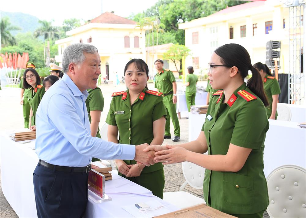 Phó Thủ tướng Thường trực Chính phủ Nguyễn Hòa Bình động viên cán bộ công tác tại Trại giam Ninh Khánh.