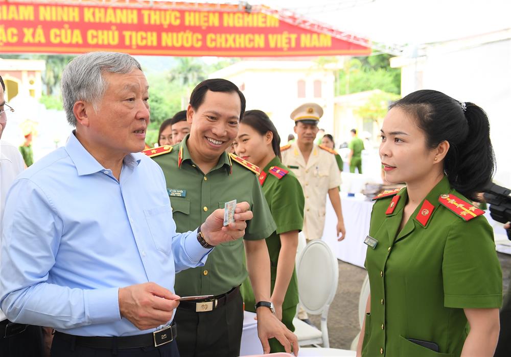 Phó Thủ tướng Thường trực Chính phủ Nguyễn Hòa Bình và Thứ trưởng Lê Văn Tuyến kiểm tra nơi cấp thẻ căn cước cho phạm nhân được đặc xá.