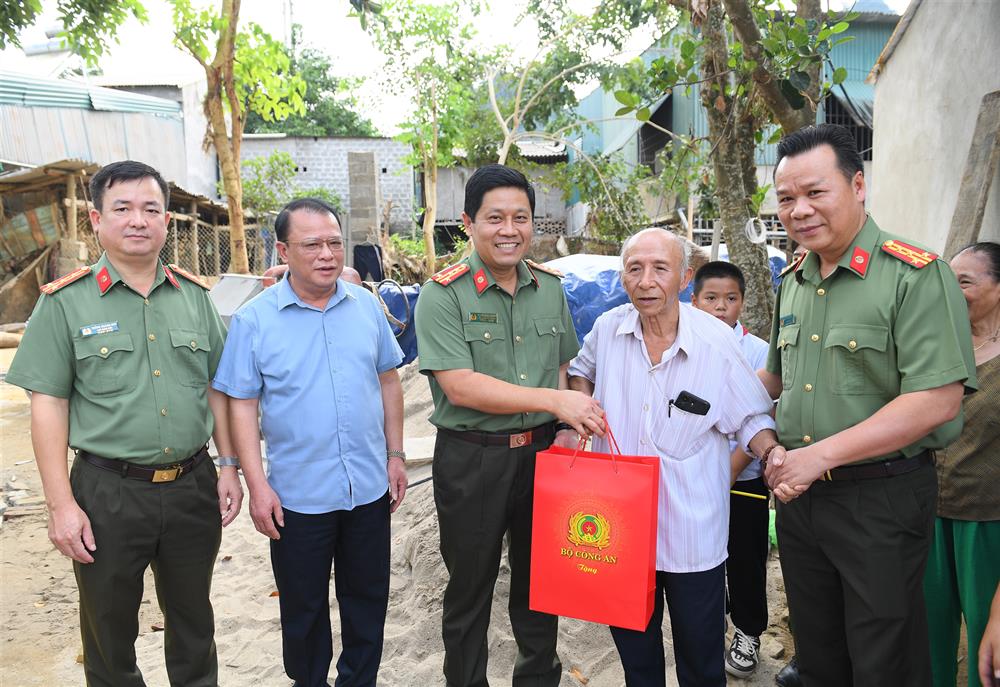 Đại tá Nguyễn Hồng Nguyên trao quà của Bộ Công an tặng gia đình ông Vũ Quảng.