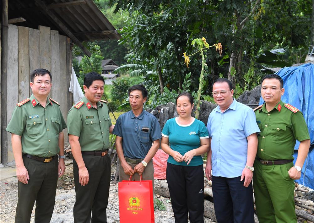 Đại tá Nguyễn Hồng Nguyên trao quà của Bộ Công an tặng gia đình ông Lý Văn Vang.