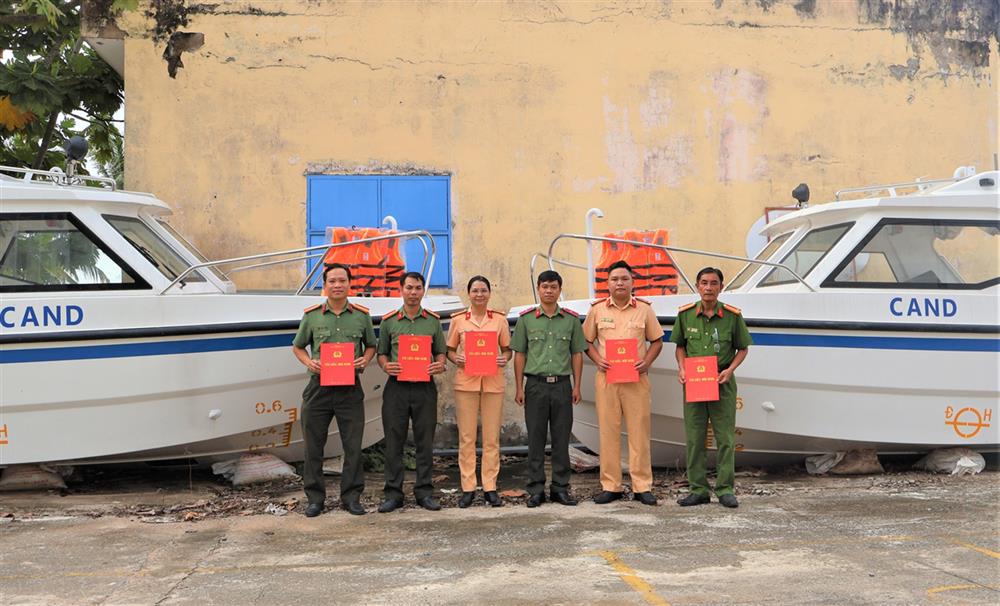 Công an tỉnh Hậu Giang trao Quyết định trang cấp vật tư, phương tiện cho Công an các đơn vị, địa phương.