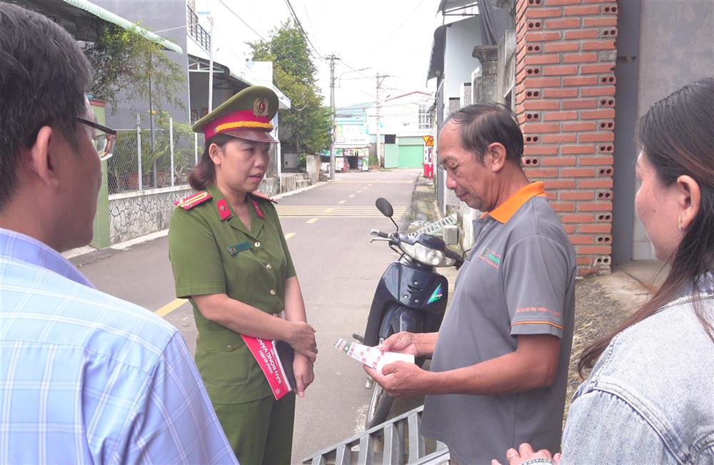 Lực lượng Công an và đoàn thể xã Phước Nghĩa trực tiếp đến từng hộ dân phát tờ rơi, tuyên truyền để người dân cảnh giác với tội phạm lợi dụng không gian mạng lừa đảo.