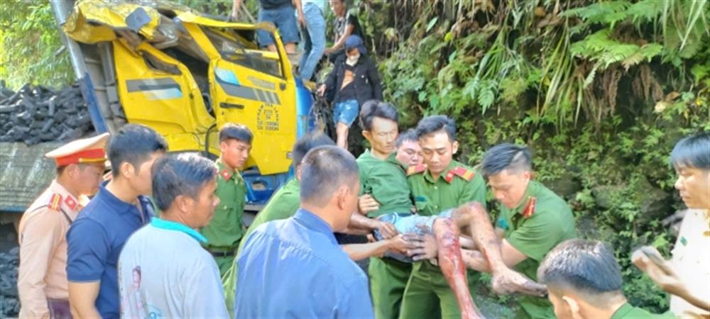 Cán bộ, chiến sỹ Công an huyện cùng người dân tham gia cứu người bị nạn.