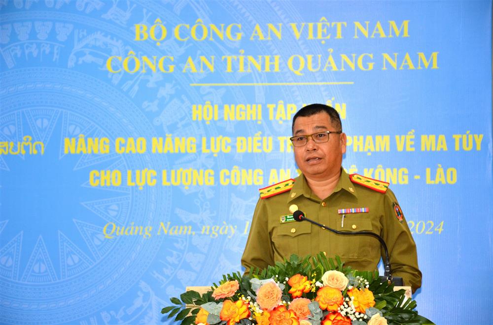 Đại tá Sẳn Ma La Khủn Phị Xit, Phó Giám đốc Công an tỉnh Sê Kông phát biểu tại buổi Lễ. 