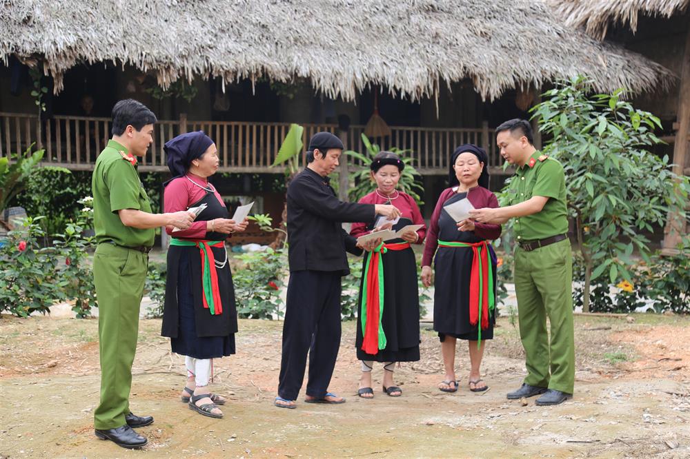 Lực lượng Công an huyện Sông Lô tuyên truyền phòng chống mua bán người cho bà con dân tộc thiểu số.  