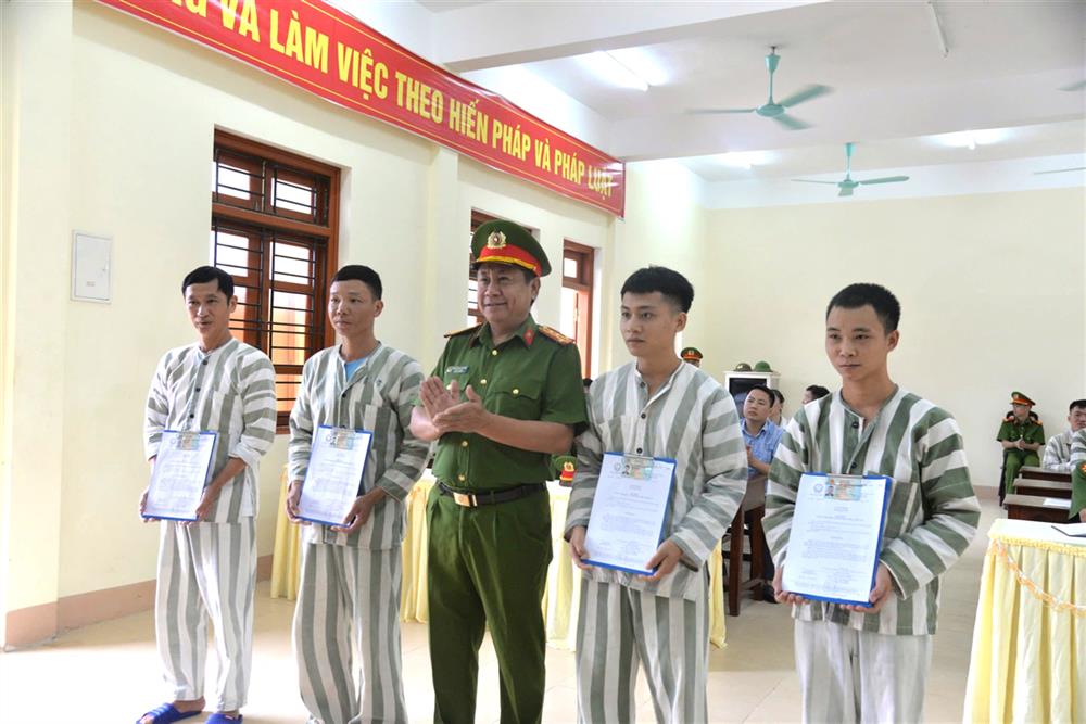 Lãnh đạo Công an tỉnh Hà Giang trao Quyết định đặc xá cho 04 phạm nhân tại Trại tạm giam Công an tỉnh.