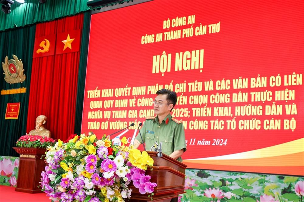 Đại tá Trần Văn Dương, Phó Giám đốc Công an thành phố phát biểu tại Hội nghị.