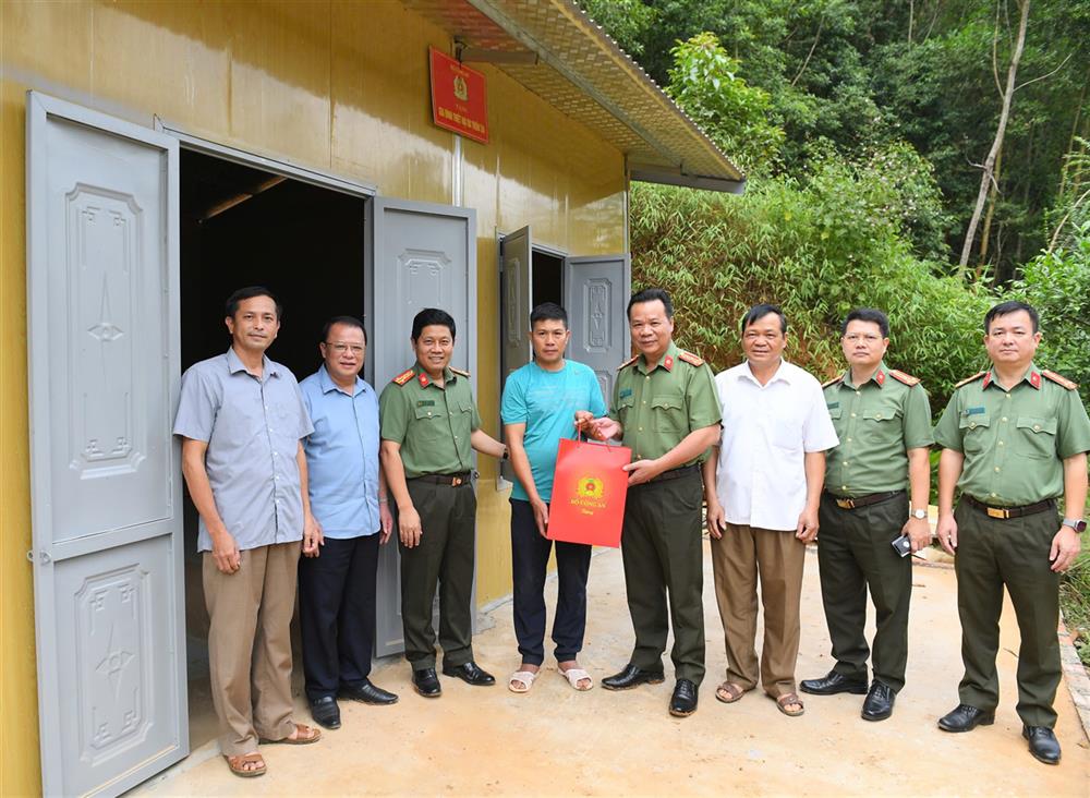 Tại căn nhà mới do Bộ Công an xây tặng, Đại tá Nguyễn Hồng Nguyên trao quà của Bộ Công an tặng gia đình ông La Văn Quân (ở xã Mai Lạp, huyện Chợ Mới, tỉnh Bắc Kạn).