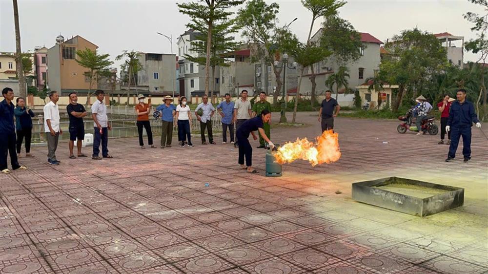 Lực lượng Công an huyện Gia Bình và xã Đại Lai tập huấn kiến thức phòng cháy, chữa cháy cho nhân dân địa phương.