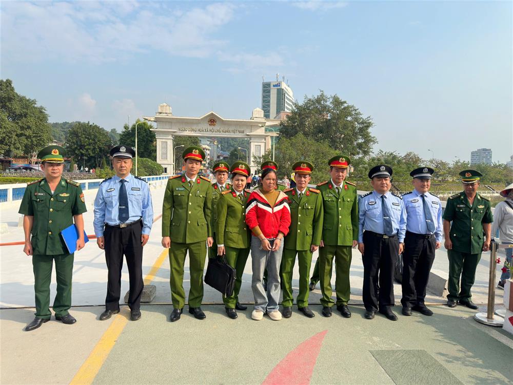 Cơ quan Công an Trung Quốc bàn giao đối tượng QuanThị Nhạc cho lực lượng chức năng Việt Nam.