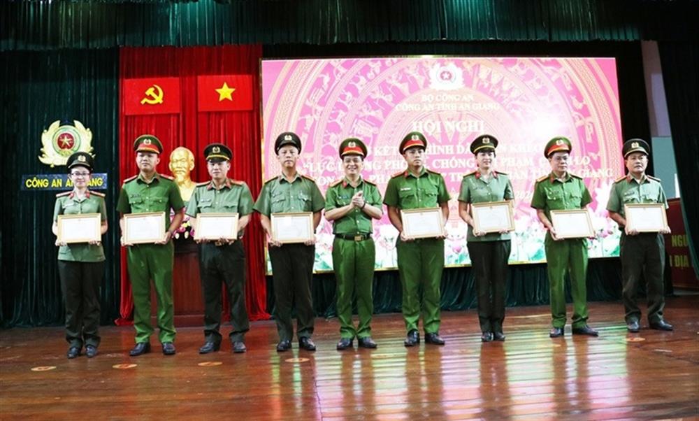 Lãnh đạo Công an tỉnh trao Giấy khen của Công an tỉnh tặng các tập thể, cá nhân có thành tích xuất sắc.