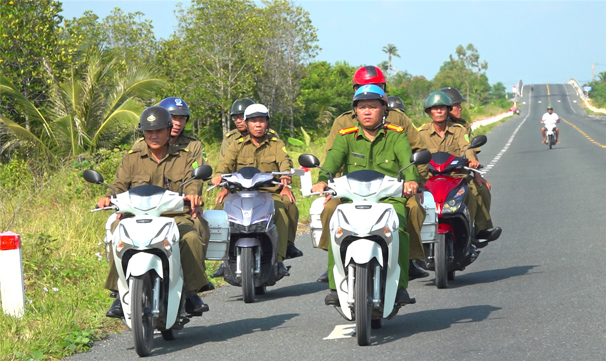 Công an xã Hòa Thành phối hợp lực lượng tham gia bảo vệ ANTT ở cơ sở tuần tra kiểm soát đảm bảo ANTT, trật tự an toàn giao thông.