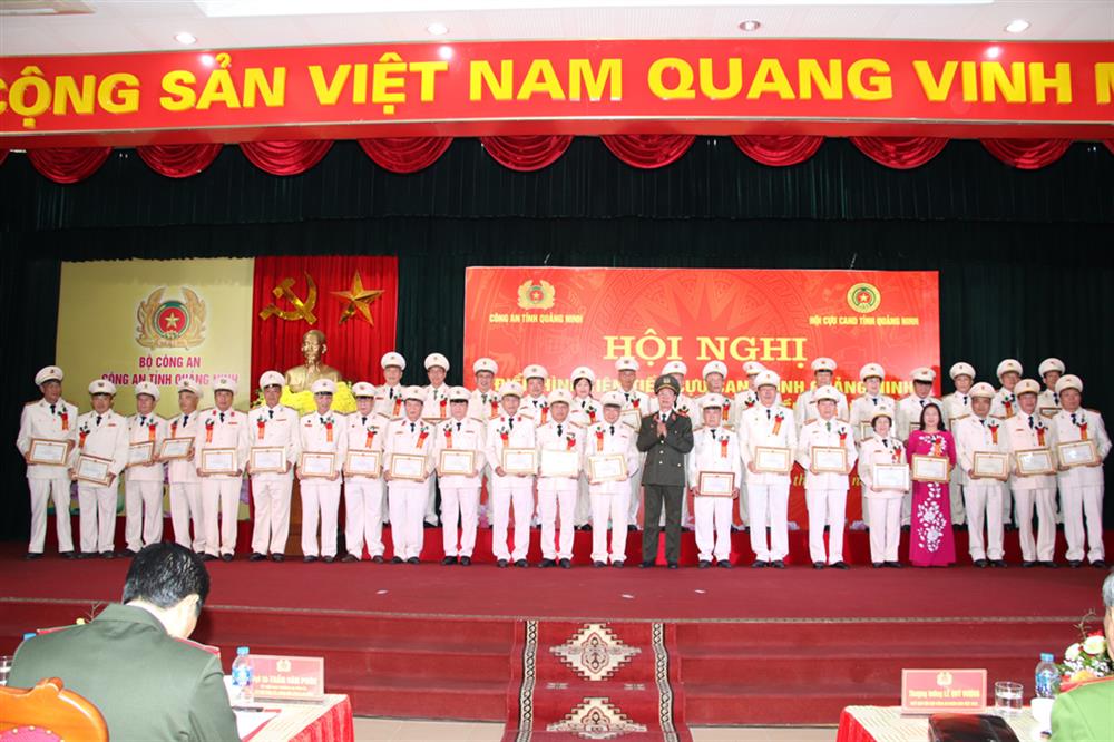 Khen thưởng các đồng chí cựu CAND tỉnh Quảng Ninh có nhiều thành tích tham gia cấp uỷ, chính quyền, đoàn thể và các phong trào cách mạng ở cơ sở.