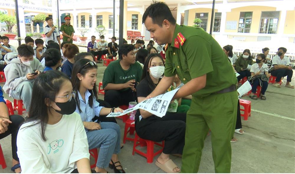 Lực lượng Công an phát tờ rơi tuyên truyền các quy định của pháp luật về phòng, chống ma túy cho các em học sinh.