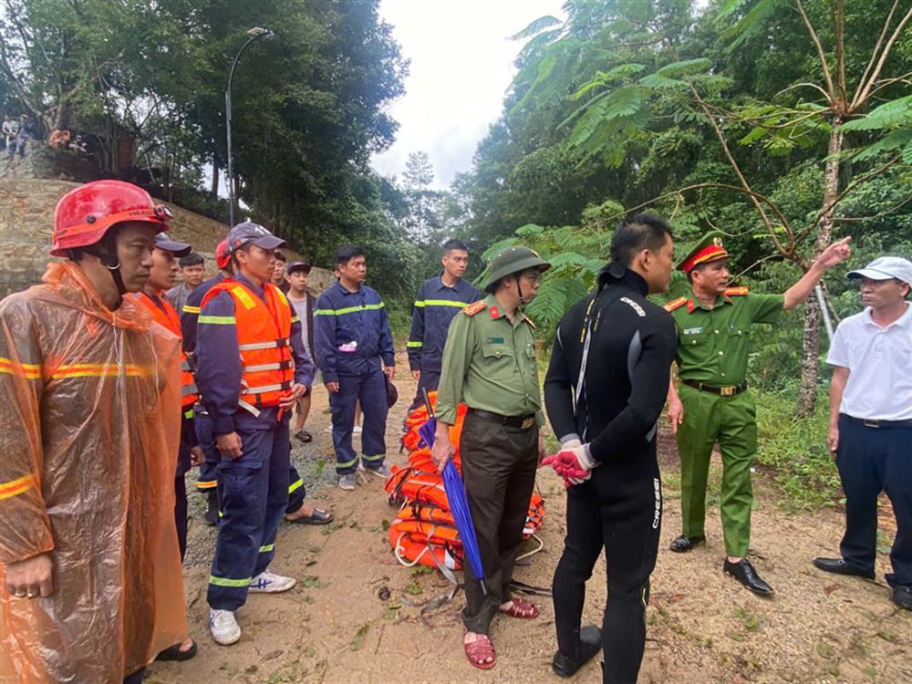 Lãnh đạo Công an tỉnh trực tiếp đến hiện trường chỉ đạo công tác tìm kiếm cứu nạn.