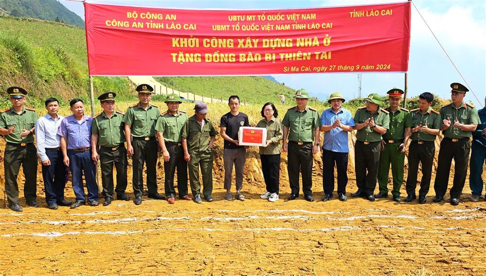 Đoàn Công tác trao quà của đồng chí Bộ trưởng Bộ Công an tặng gia đình anh Thào Seo Hoà.