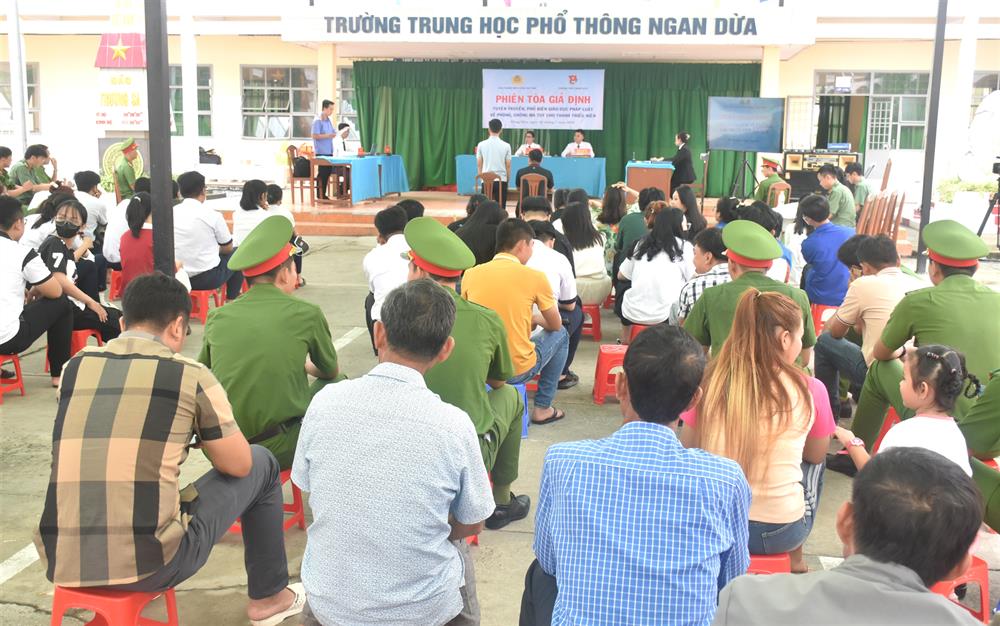 Tổ chức “Phiên toà giả định” tuyên truyền phòng, chống ma túy cho học sinh, giáo viên Trường THPT Ngan Dừa, huyện Hồng Dân.