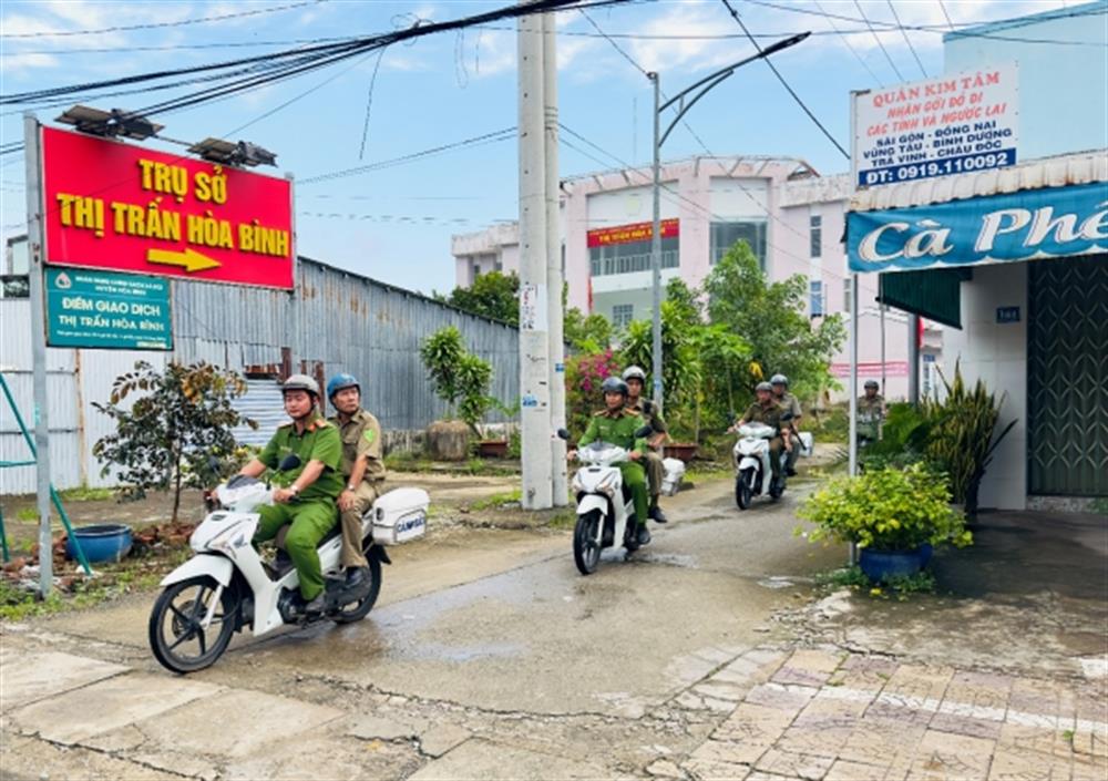 Hàng ngày, các Tổ bảo vệ ANTT đều tham gia cùng Công an thị trấn Hòa Bình tuần tra, bảo đảm ANTT, trật tự, an toàn giao thông trên địa bàn.