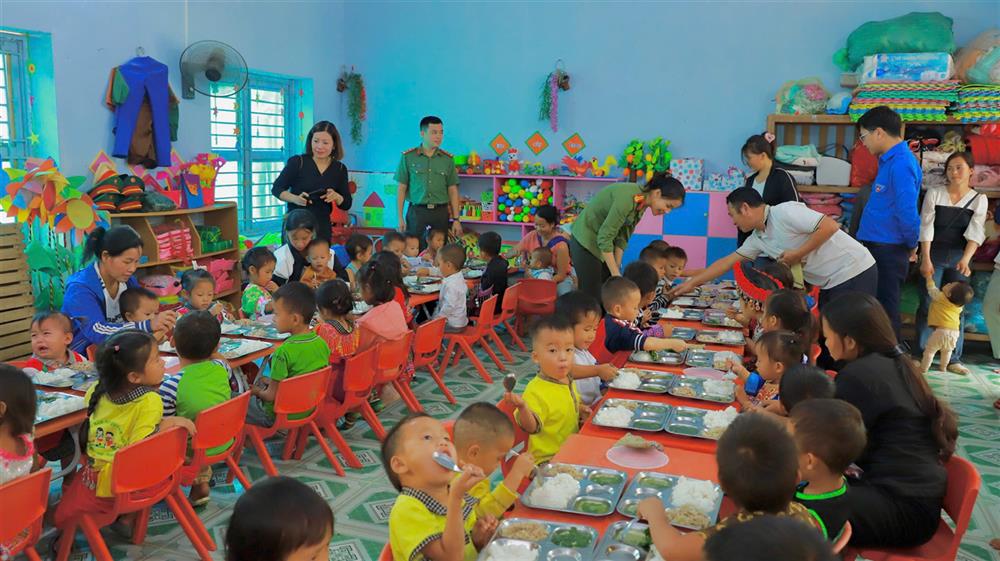 Đoàn viên thanh niên, hội viên phụ nữ tham gia chuẩn bị bữa ăn trưa cho các em học sinh tại điểm trường Mầm non Khuôn Làn.