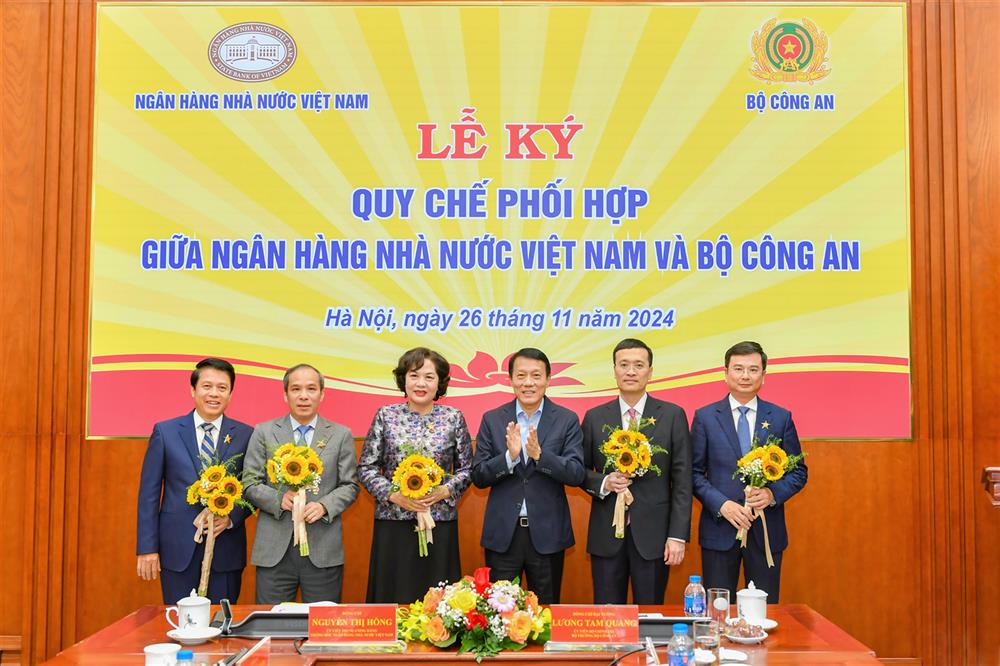 Bộ trưởng Lương Tam Quang trao Kỷ niệm chương “Bảo vệ an ninh Tổ quốc” tặng các đồng chí lãnh đạo NHNN Việt Nam.