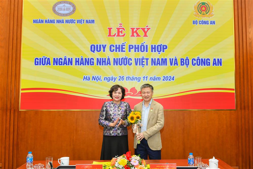 Đồng chí Nguyễn Thị Hồng, Thống đốc NHNN Việt Nam trao Kỷ niệm chương “Vì sự nghiệp Ngân hàng Việt Nam” tặng các đồng chí lãnh đạo Bộ Công an.