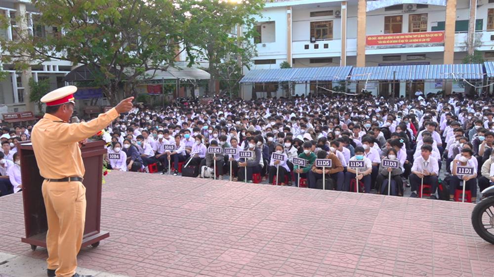 CSGT Công an thành phố Cà Mau tuyên truyền an toàn giao thông cho học sinh.