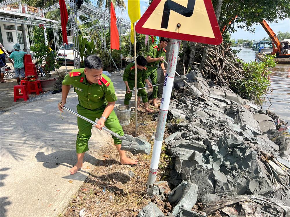 Thực hiện công trình tuyến “Bờ kè cây xanh chống sạt lở”.