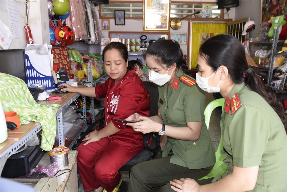 Cán bộ, chiến sỹ đến nhà hướng dẫn người dân cài đặt tài khoản định danh điện tử.