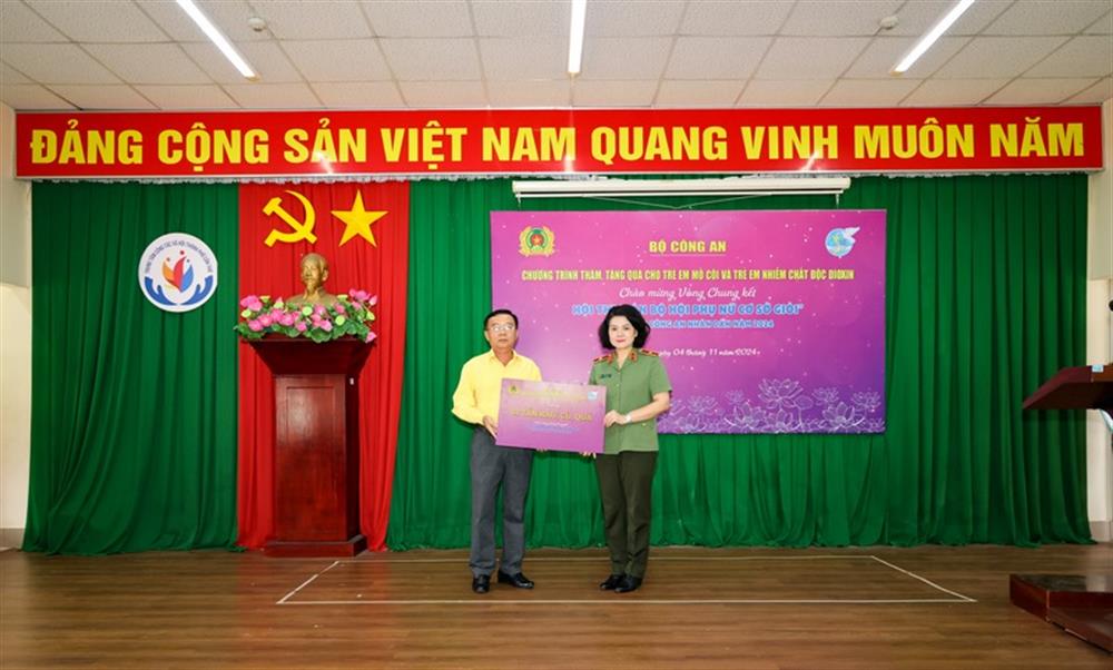 Thiếu tướng Ngô Hoài Thu, Phó Cục trưởng Cục Công tác đảng và công tác chính trị, Trưởng Ban Phụ nữ Công an nhân dân trao bảng tượng trưng những phần quà tặng Trung tâm công tác xã hội thành phố Cần Thơ.