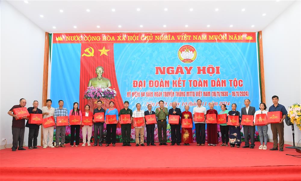 Đại tướng Lương Tam Quang trao quà tặng Quỹ khuyến học xã và 05 tập thể, 20 hộ gia đình tiêu biểu xã Bản Phiệt. 