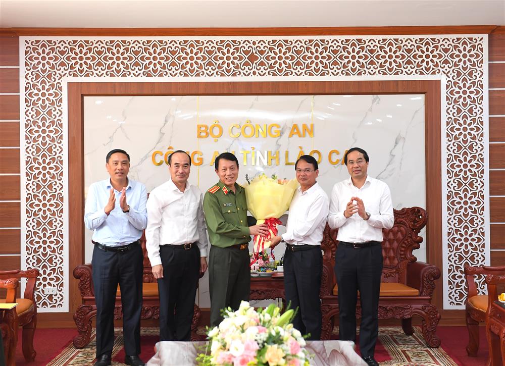 Thuờng trực Tỉnh uỷ Lào Cai tặng hoa chúc mừng Bộ trưởng Lương Tam Quang đến dự Ngày hội đại đoàn kết toàn dân tộc.