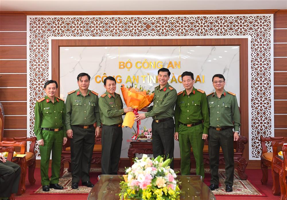 Thuờng trực Tỉnh uỷ Lào Cai và Đảng uỷ, lãnh đạo Công an tỉnh tặng hoa chúc mừng Bộ trưởng Lương Tam Quang đến dự Ngày hội đại đoàn kết toàn dân tộc.