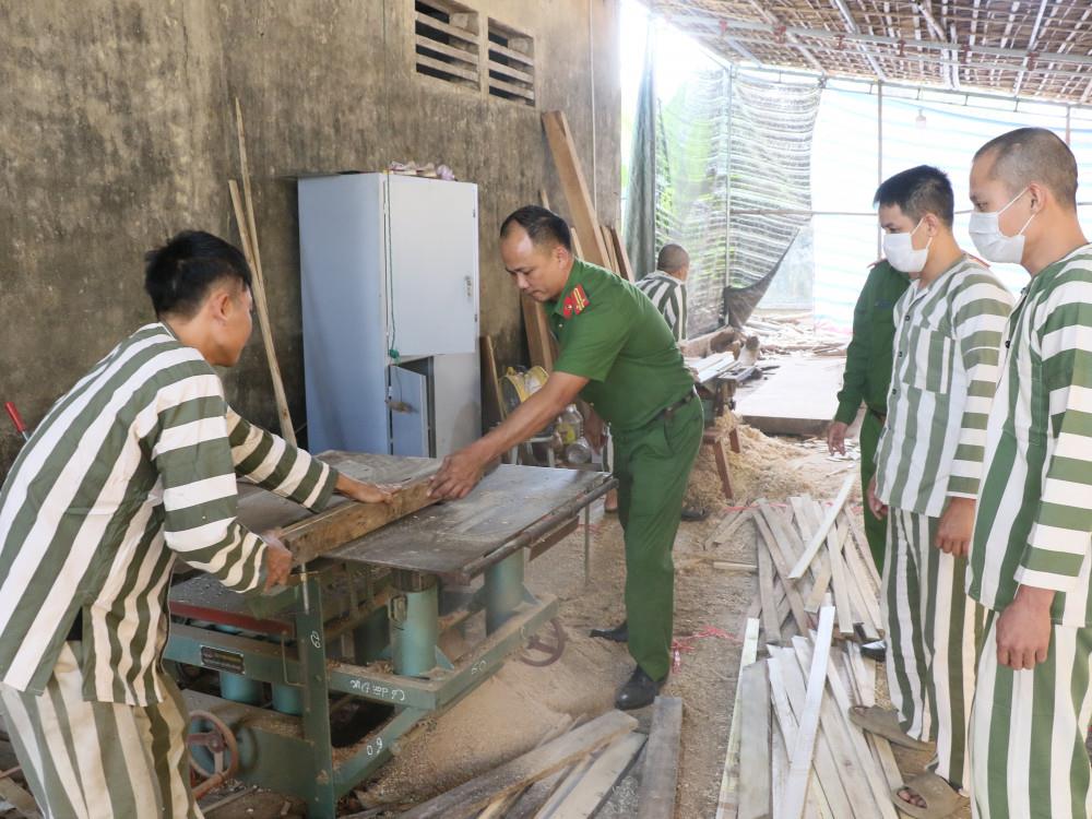 Cán bộ quản giáo hướng nghiệp cho can, phạm nhân.