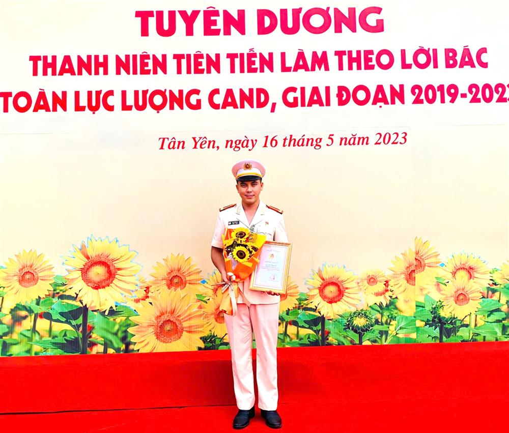 Trung úy Phan Thành Tú trong buổi lễ tuyên dương toàn lực lượng CAND